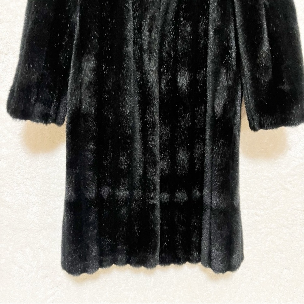 Vintage Women's Faux Fur Black Coat
Size 8 - Picture 2 of 11